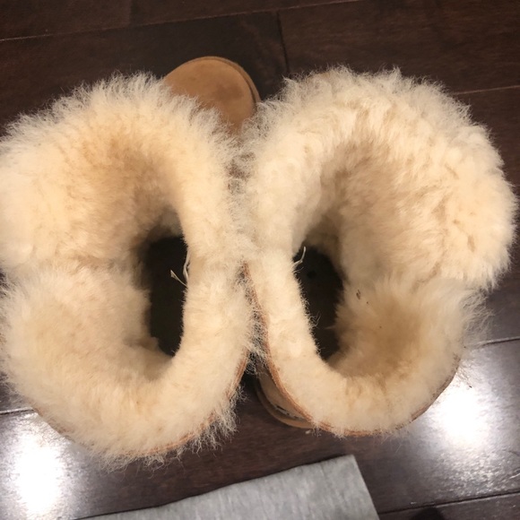 Bailey Button Chestnut uggs - Picture 3 of 4